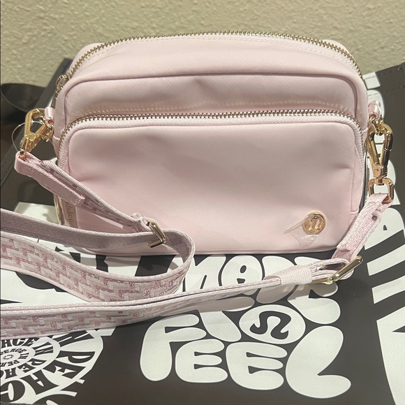 Everywhere Crossbody Bag L monogram Metallic pink/gold